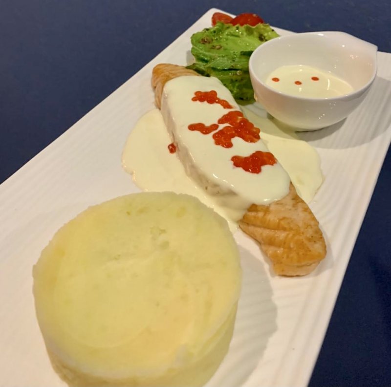 Стейк из семги под икорным соусом