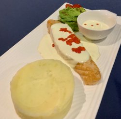 Стейк из семги под икорным соусом