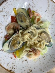 Теплый с морепродуктами в легком сливочном соусе