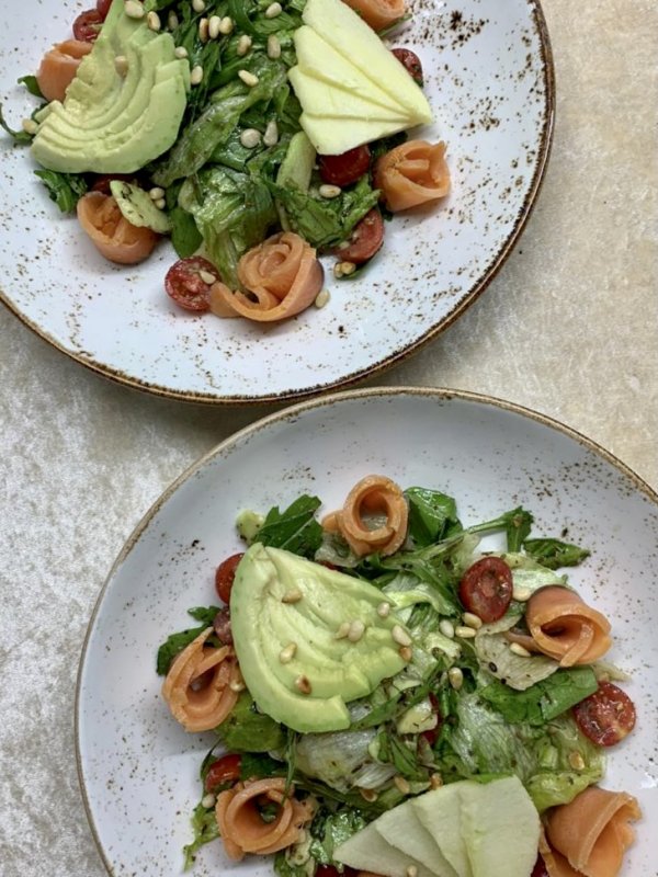 Салат микс с авокадо и семгой 