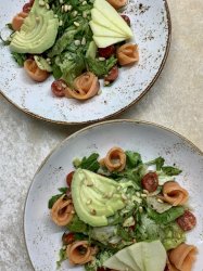 Салат микс с авокадо и семгой 