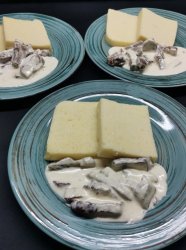 Мясо копченное в соусе с пастой