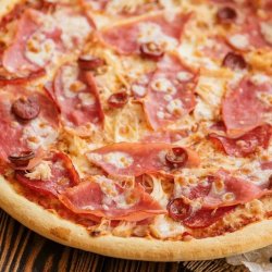 Пицца три колбасы