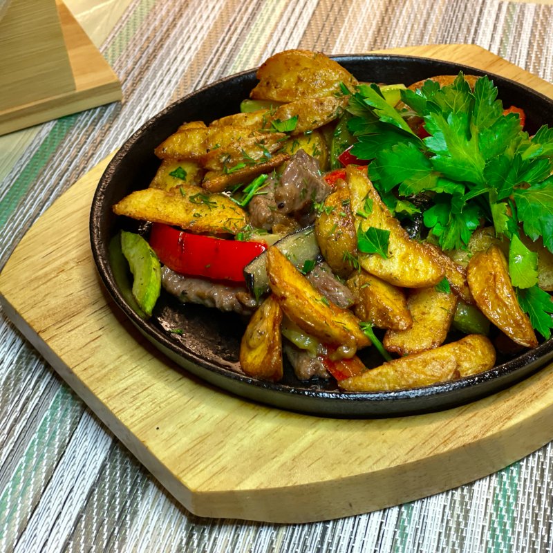 Горячая сковородка со свининой