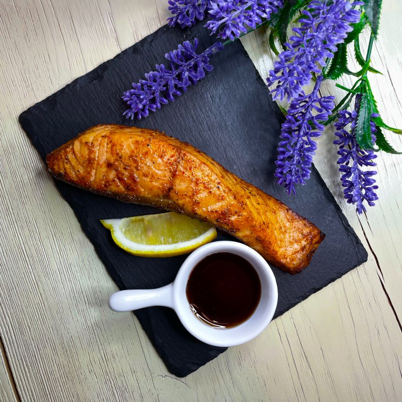 Стейк из Лосося с гранатовым соусом