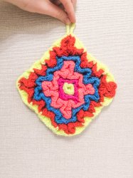 Яркая вязаная интерьерная салфеточка из шерсти 