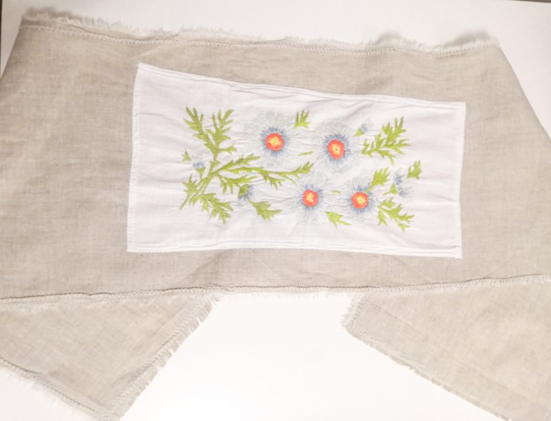 Льняная салфетка с вышивкой гладью