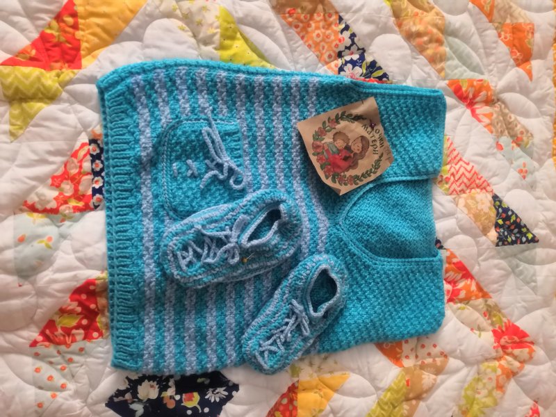 Детские вязаные жилет с носочками