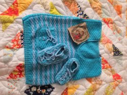 Детские вязаные жилет с носочками