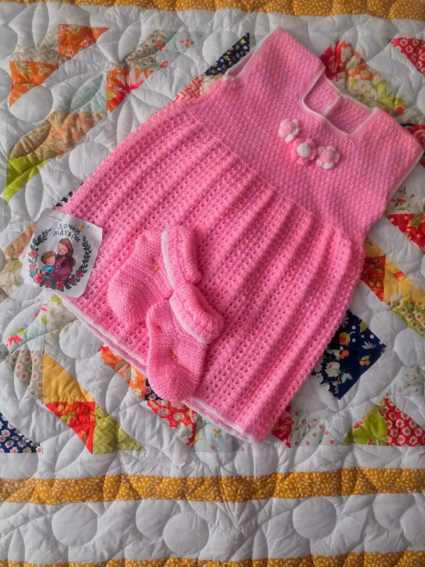 Вязаное платье с носочками