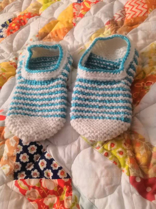 Вязаные детские носочки-следочки