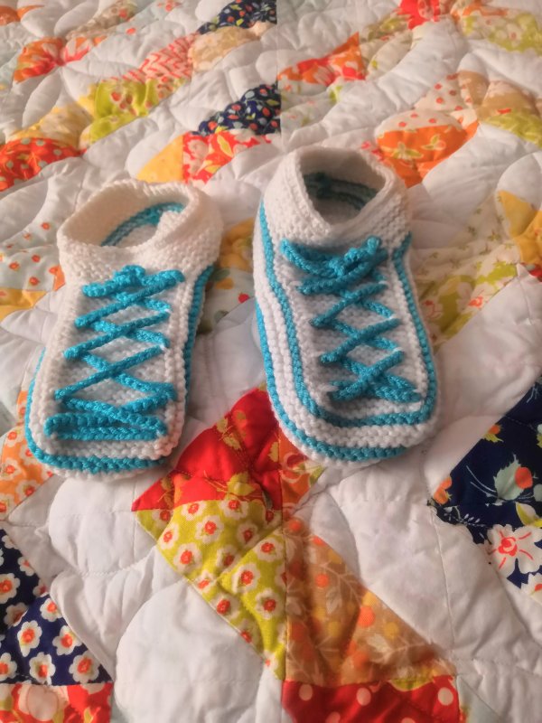 Вязаные детские носочки-следочки