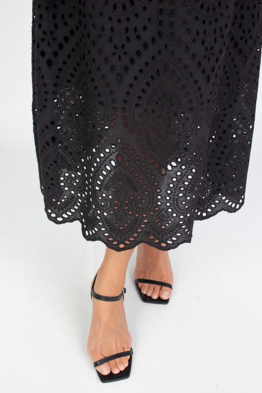 Платье из шитья на бретелях с фантазийным рукавом и фигурным лифом в бежевом цвете