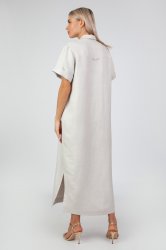 Удлиненное платье в стиле сафари с накладными карманами и разрезами по бокам