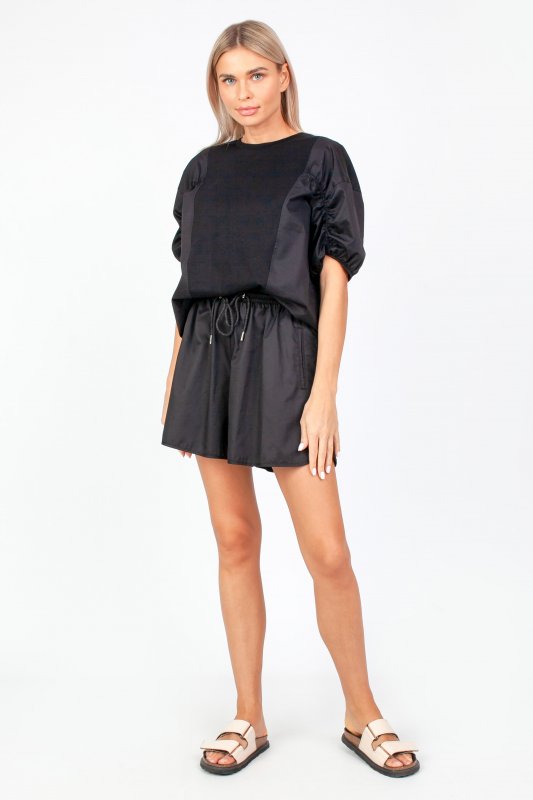 Расклешенные шорты с эластичным поясом и карманами в черном цвете