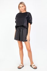 Расклешенные шорты с эластичным поясом и карманами в черном цвете