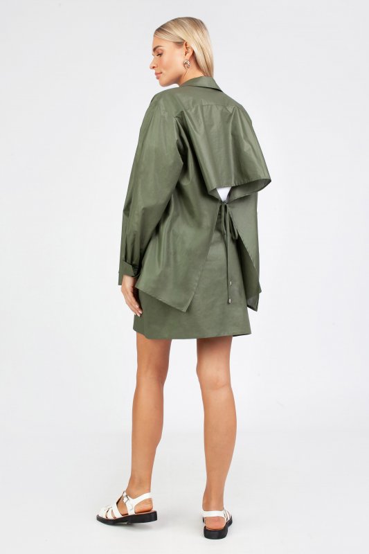 Блуза удлиненная свободного силуэта с кокеткой на спинке в оливковом цвете