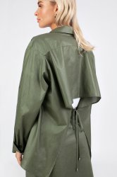 Блуза удлиненная свободного силуэта с кокеткой на спинке в оливковом цвете