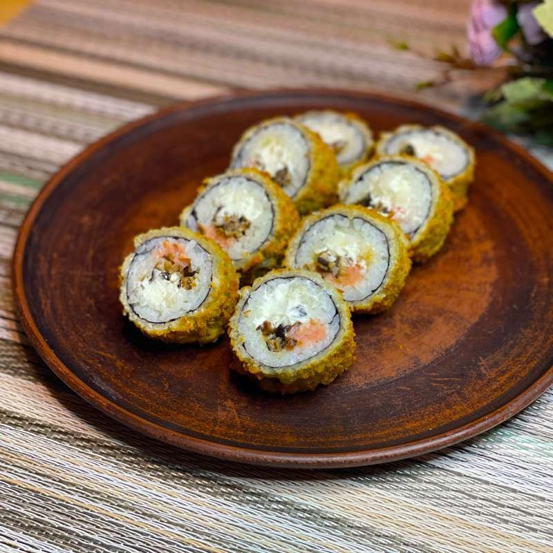 Жареный ролл с копченым лососем