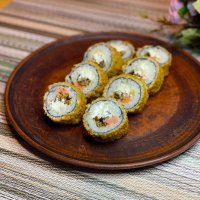 Жареный ролл с копченым лососем