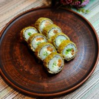 Жареный ролл с лососем и огурцом