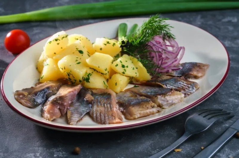 Малосольная сельд с отварным картофелем 