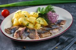 Малосольная сельд с отварным картофелем 