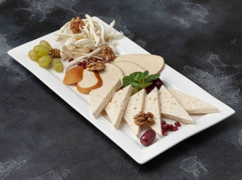 Тарелка местных сыров