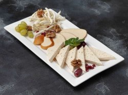 Тарелка местных сыров