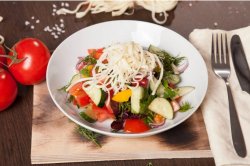 Салат с сыром сулугуни и томатами