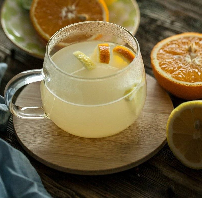 ХОЛОДНЫЙ ЗЕЛЕНЫЙ ЧАЙ С ЛИМОНОМ И АПЕЛЬСИНОМ