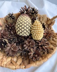 "Кедровая шишка", свеча из пчелиного воска