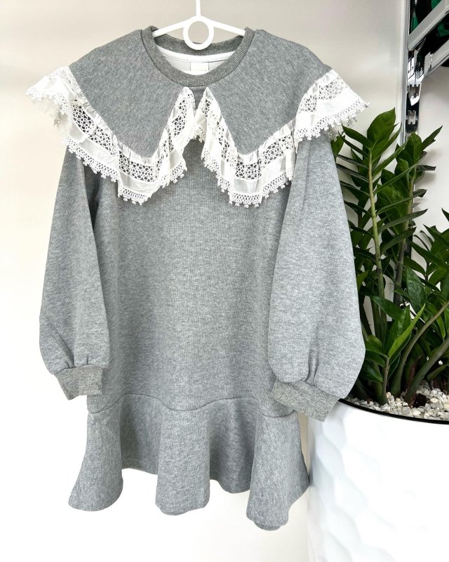 Платья с объемным воротником