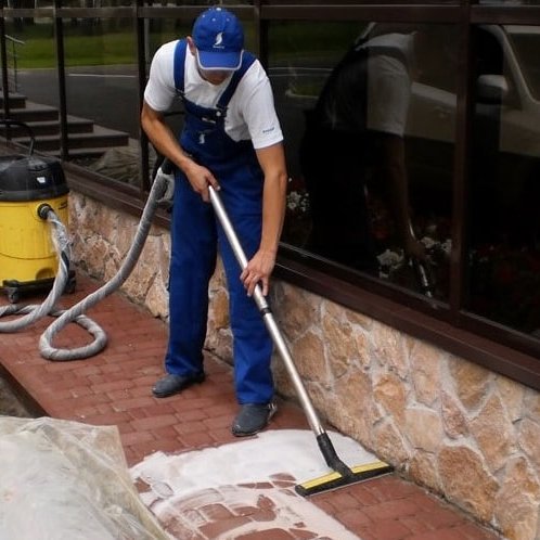 Мытье плитки во дворе после проведения строительных работ