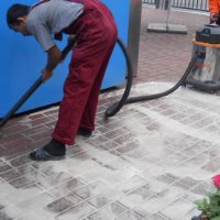 Мытье плитки во дворе после проведения строительных работ