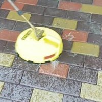 Мытье плитки во дворе после проведения строительных работ