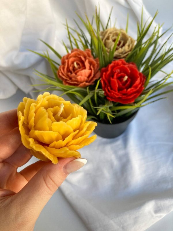 Свеча из пчелиного воска "Пион"