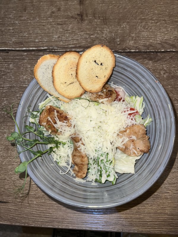 Цезарь с обжаренной куриной грудкой
