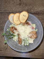 Цезарь с обжаренной куриной грудкой