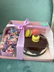 Коробочка с живыми цветами и торт птичка