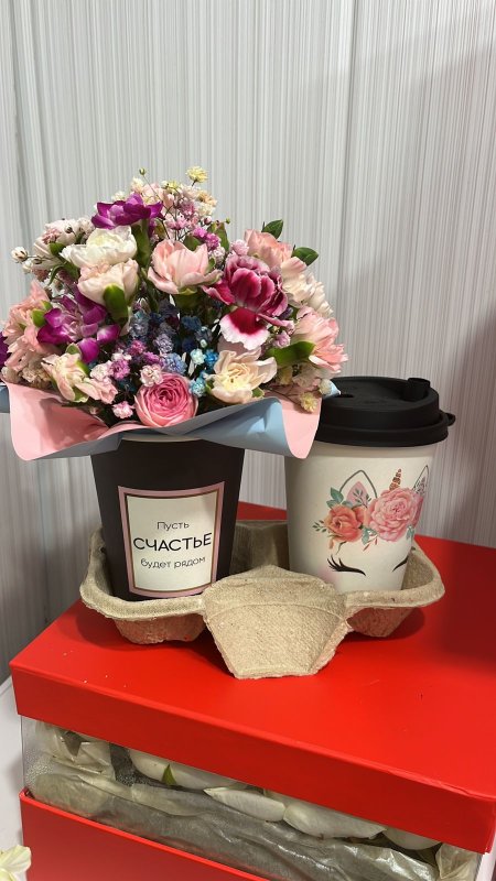 Кофе с цветочной композицией