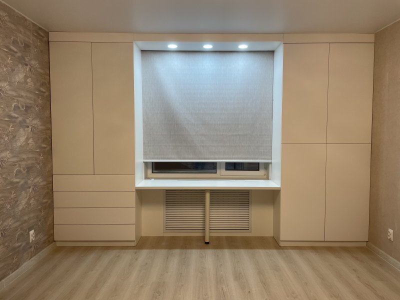 Шкафы у окна на заказ