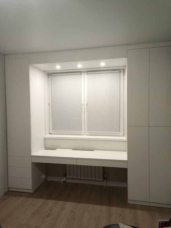 Шкафы у окна на заказ