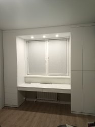 Шкафы у окна на заказ