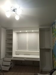 Шкафы у окна на заказ