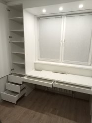 Шкафы у окна на заказ