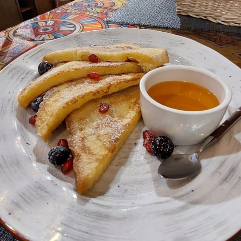 Гренки с медом и ягодой. Croutons with honey and berries