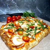 Римская пицца с лососем и креветками
