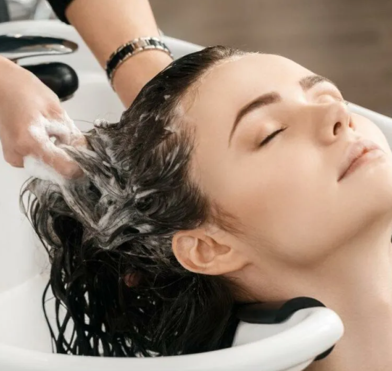 Мытье головы косметикой Paul Mitchell с маслом Чайного дерева