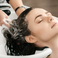 Мытье головы косметикой Paul Mitchell с маслом Чайного дерева